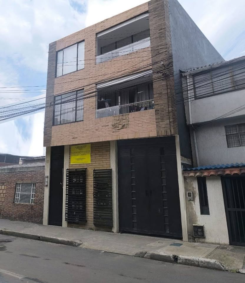Foto de ¡Invierta! Edificio Nuevo con 4 Apartamentos y Bodega en Álamos Norte