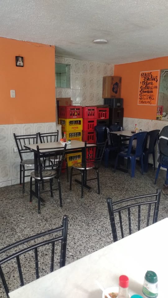 Thumbnail 3 de Amplia Casa de Inversión de 3 Pisos en Ciudad Jardín Norte