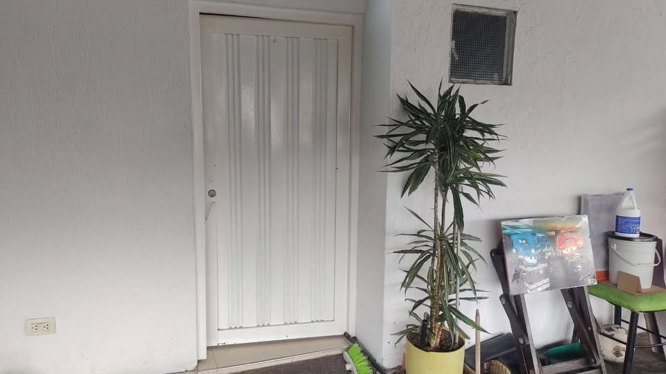 Thumbnail 4 de Amplia Casa de Inversión de 3 Pisos en Ciudad Jardín Norte